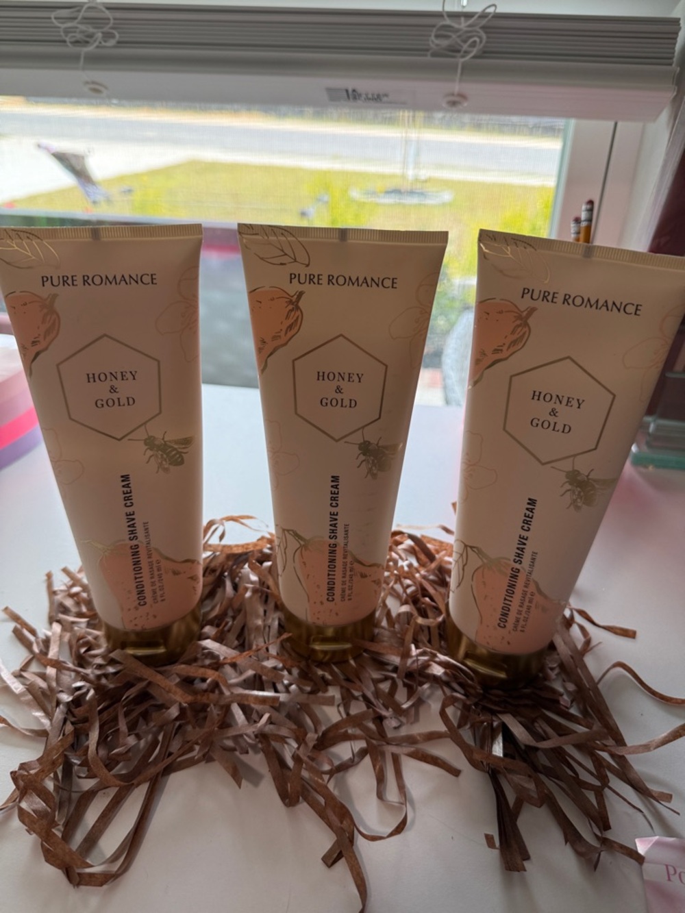 Pure Romance Honey & Gold Conditioning Shave Cream - Beige with Gold Accents